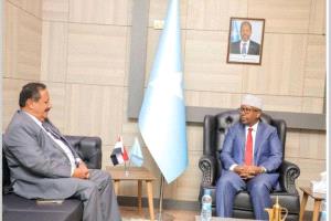 لسفير اليمني يبحث مع وزير الخارجية الصومالي سُبل تعزيز العلاقات الثنائية