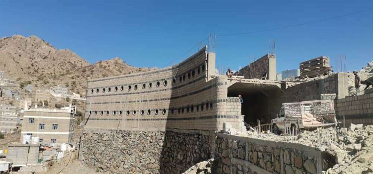 استمرار العمل في تشييد قلعة البيرق في منطقة رباط السنيدي بيافع رصد