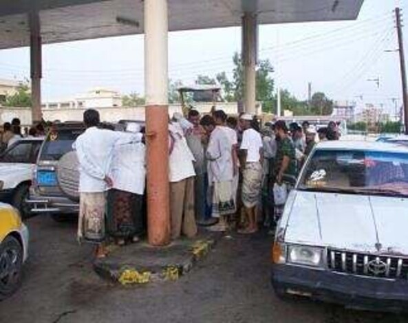 أزمة الوقود  تعاود ظهورها في عدن وتصيب حركة المركبات بشلل جزئي