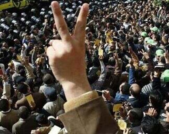 عشرات الآلاف  يشاركون في جمعة الغضب بمصر والحكومة تقطع الاتصالات