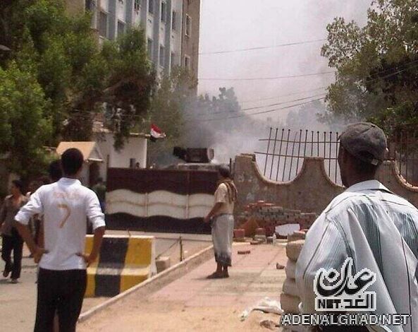 ((معدل)) : مقتل وإصابة 15 جندي في هجوم للقاعدة على مبنى التلفزيون بعدن ((صور))