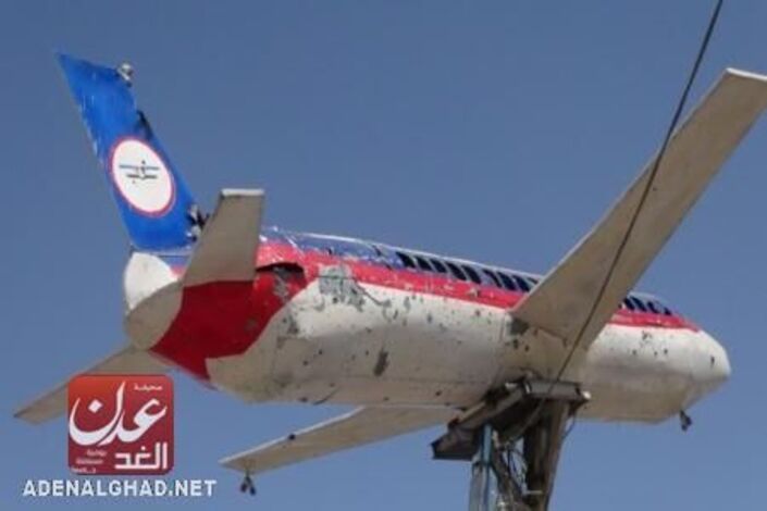 الجيش اليمني يسقط طائرة تابعة للحراك الجنوبي بعدن ((صور))