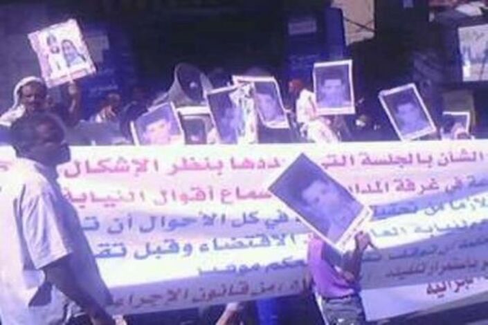 المئات من أبناء تعز يتظاهرون اليوم أمام نيابة الاستئناف رفضاً لحكم إعدام قاصر