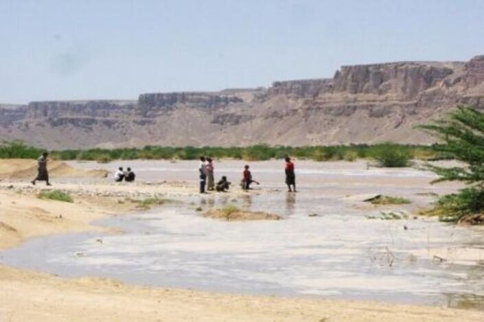 أمطار غزيرة وسيول بمناطق وادي حضرموت والصحراء والدفاع المدني يحذر المواطنين(صور)