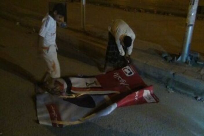 شباب بسيئون ينزلون لافتات دعائية لـ "شركة اتصالات"  تروج لحوار صنعاء