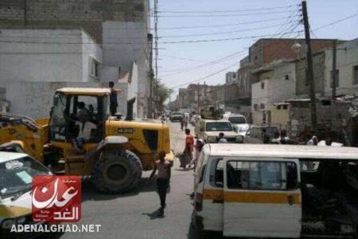 سلطات البلدية بمعاونة قوة امنية تزيل العشوائيات المخالفة بالشيخ عثمان عدن(صور)