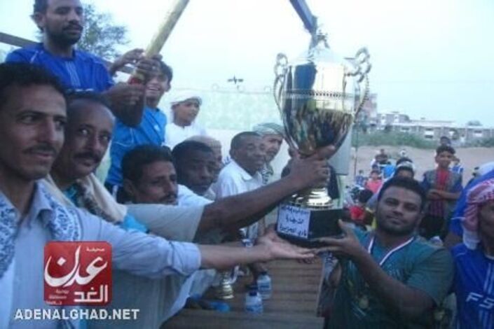 فريق الليبي يتوج بكاس بطولة دوري الفرق الشعبية لكرة القدم  بحوطة لحج وتكريم متميز في النهائي (صور)
