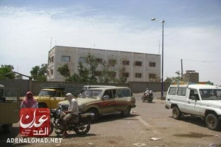 انفجار يهز محيط مبنى الأمن السياسي بحوطة لحج ومعلومات عن إلقاء القبض على احد المشتبهين بعد إصابته
