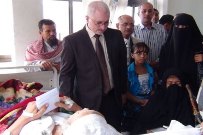 وكلاء محافظة تعز ينفذون زيارات عيدية لمرضى بمستشفيات المدينة