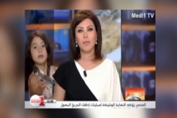 ابنة مذيعة سورية تظهر مباشرة على الهواء لتعطيها الجوال