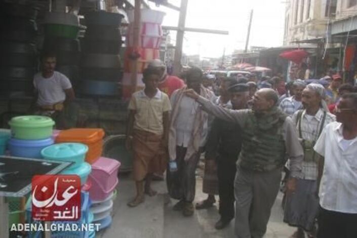 محافظ لحج يلقى دعم شعبي لحملة إزالة العشوائيات من شوارع العاصمة الحوطه في يومها الثاني (مصور)