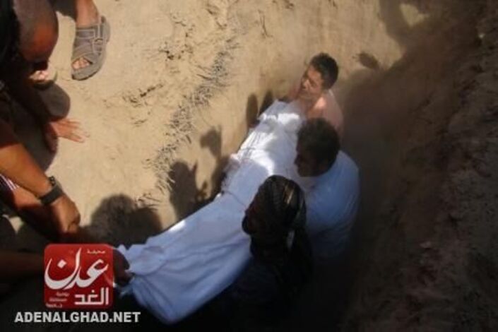 يحدث الان : المئات يشيعون جثمان الفقيد محمد سليمان ناصر (مصور)