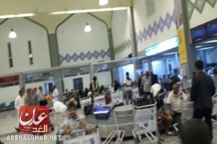 مسافرون على متن طائرة سعودية يشكون تأخر نزول حقائبهم في مطار عدن الدولي