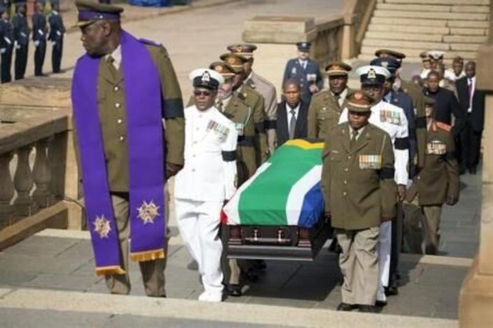جثمان مانديلا يصل إلى مبنى يونيون بلدينجز في بريتوريا