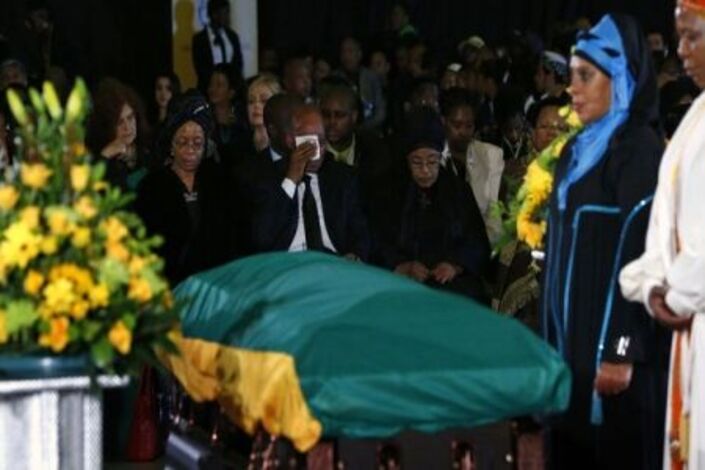 مانديلا يعود إلى مسقط رأسه قبل ساعات من الوداع الأخير