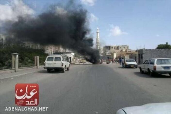 يحدث الآن :اندلاع احتجاجات غاضبة بعدد من مناطق مدينة عدن واعمدة الدخان تتصاعد من شوارع رئيسية