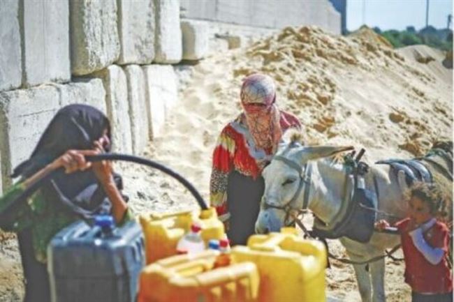سكان غزة يشترون المياه المحلّاة ... وسط تلوث قياسي