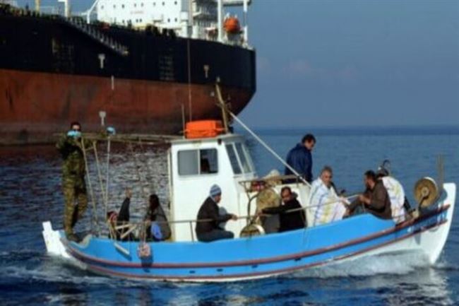 انقلاب قاربين للمهاجرين قرب سواحل اليونان