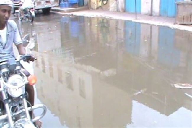 لحج .. شوارع مدينة الحوطة تغرق بمياه الصرف الصحي دون تحرك الجهات المختصة