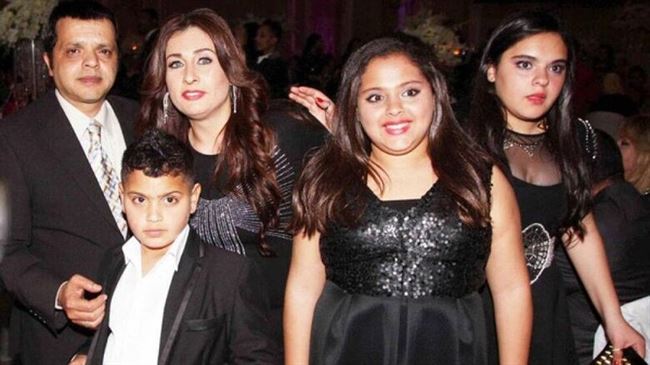 محمد هنيدي ينشر صورة زوجته وأبنائه لأول مرة