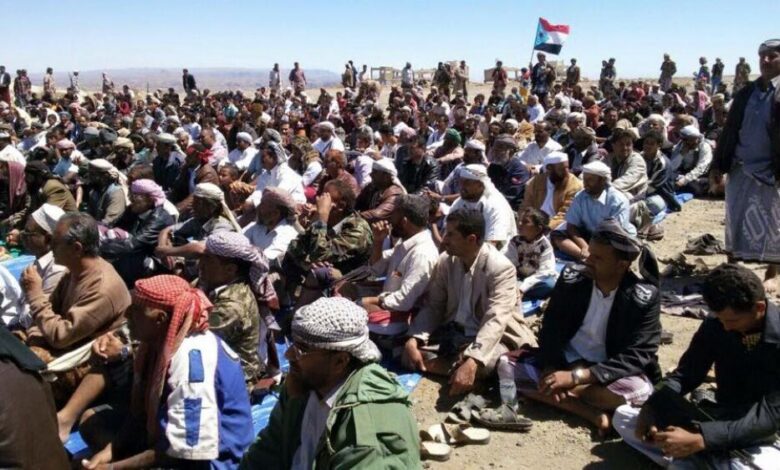 عقب معارك خلفت قتلى وجرحى.. الحوثيون ومناوئهم في بلدة الزاهر يتفقون على وقف الاقتتال