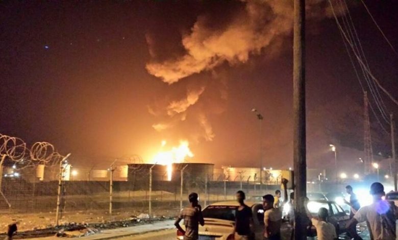 العشرات يهرعون إلى مصافي عدن للمشاركة في أعمال اخماد الحريق