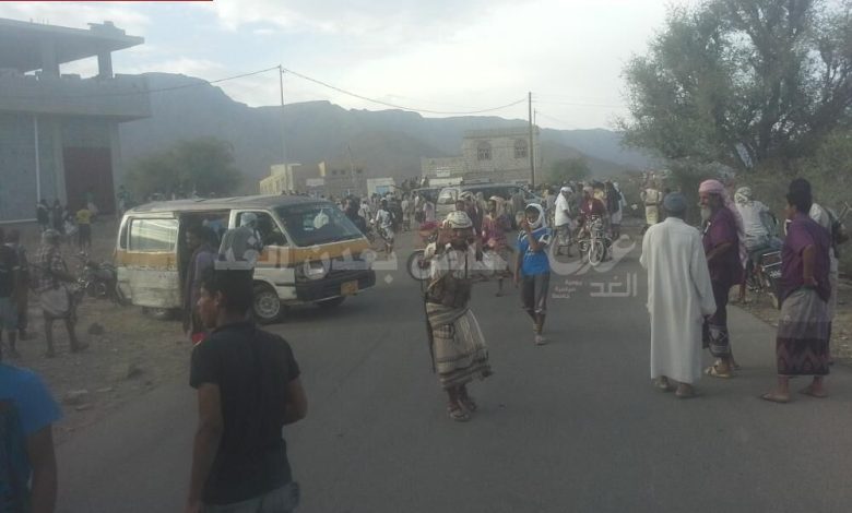 مليشيات الحوثي وقوات المخلوع تواصل قصف بلدة الحضن بلودر بصواريخ الكاتيوشا