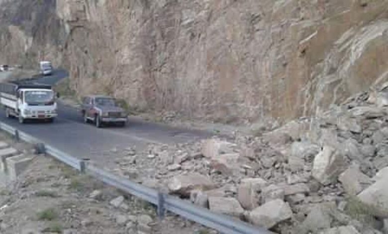 انهيار صخري يقطع الطريق بانقيل خلا بيهر يافع