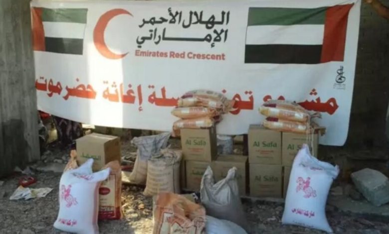 «الهلال الأحمر الإماراتي» توزّع مساعداتها الإنسانية على المتضررين في حضرموت