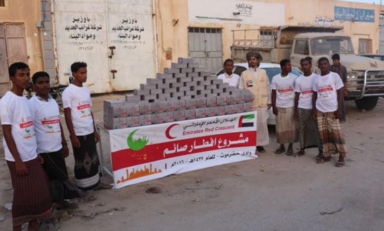 الهلال الأحمر الإماراتي يواصل عملية توزيع وجبات مشروع الإفطار صائم في وادي حضرموت