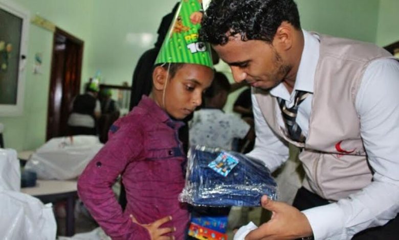 الهلال الأحمر الإماراتي يوزع كسوة العيد على الأطفال من ذوي الاحتياجات الخاصة بالمكلا