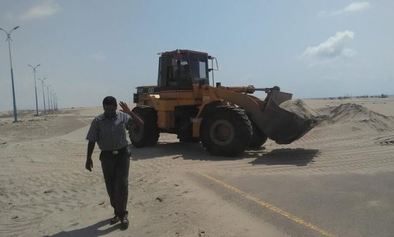 مدير عام مديرية زنجبار يدشن العمل في إزالة الرمال الكثبية بخط عدن ابين حضرموت الدولي
