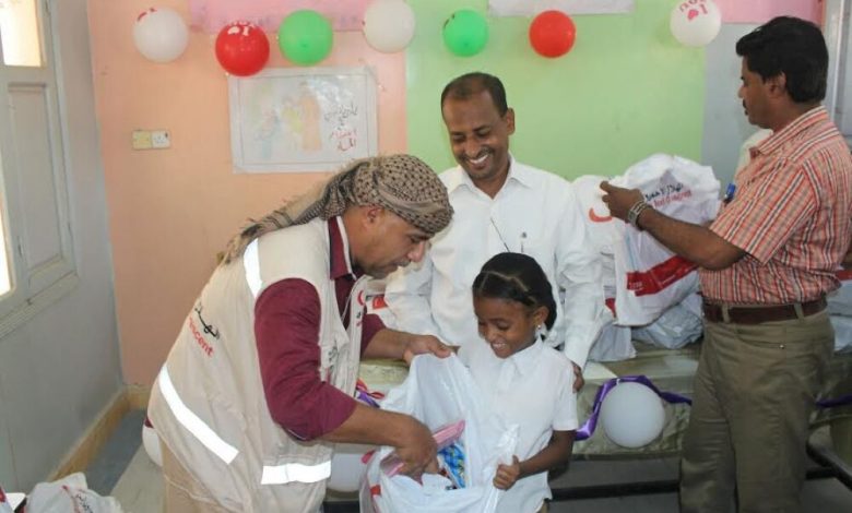 فريق الهلال الإماراتي يزور مدرسة 14 أكتوبر ويواصل عملية توزيع المساعدات المدرسية بالمكلا