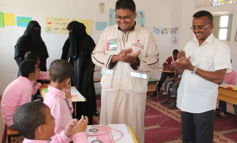 الهلال الأحمر الإماراتي يواصل توزيع مشروع الحقائب المدرسية بمدرسة الطفل السعيد لمتلازمة داون بسيئون