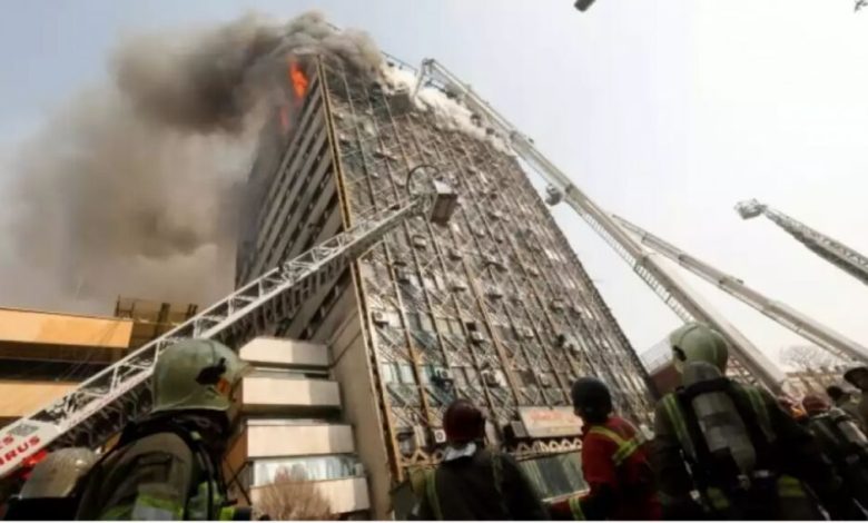 مقتل العشرات من رجال الإطفاء بانهيار برج في طهران