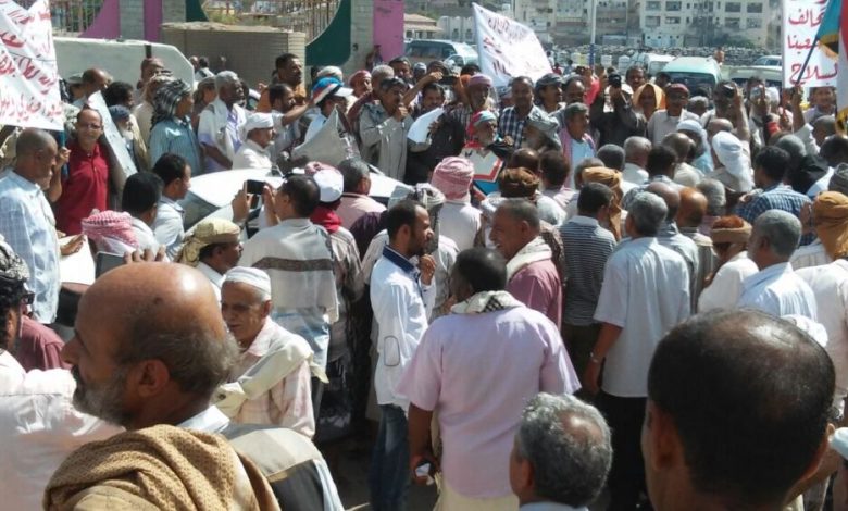 قيادي في الحراك الجنوبي: تظاهرة العسكريين أمام قصر معاشيق تأكيد على استمرار الثورة