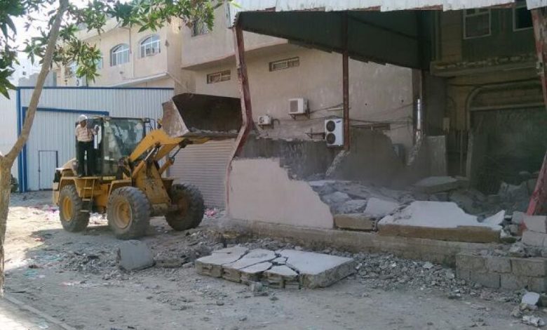 دك وإزالة أبنية عشوائية بمديرية دارسعد بعدن  (مصور )