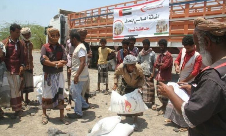 هيئة الهلال الأحمر الإماراتي تغيث سكان بلحاف بشبوة وتسير قافلة إغاثية