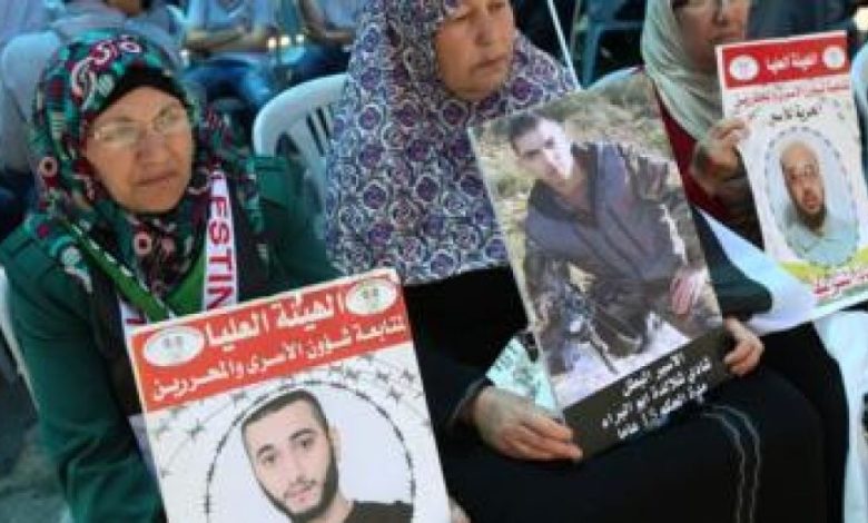 عرض الصحف العربية..قضية الأسرى في سجون إسرائيل أصبحت تُختزل في تخليد "يوم الأسير"