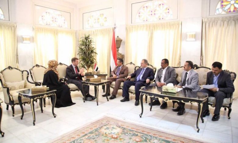 السفير البريطاني يجدد دعم بلاده للحكومة الشرعية باليمن