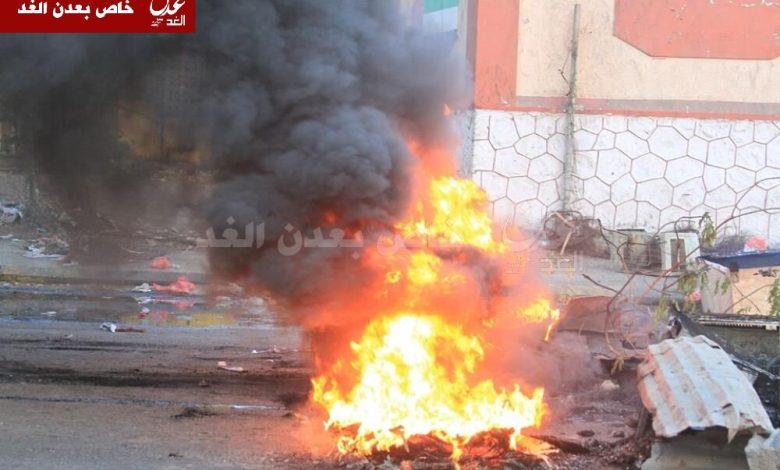 محتجون يحرقون الاطارات ويقطعون خط البريقة المؤدي للشيخ عثمان