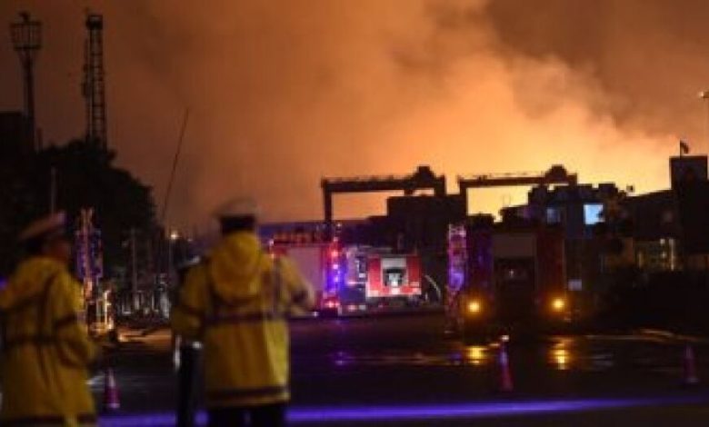 السيطرة على حريق ضخم فى شركة للورق بميناء صينى بعد 12 ساعة