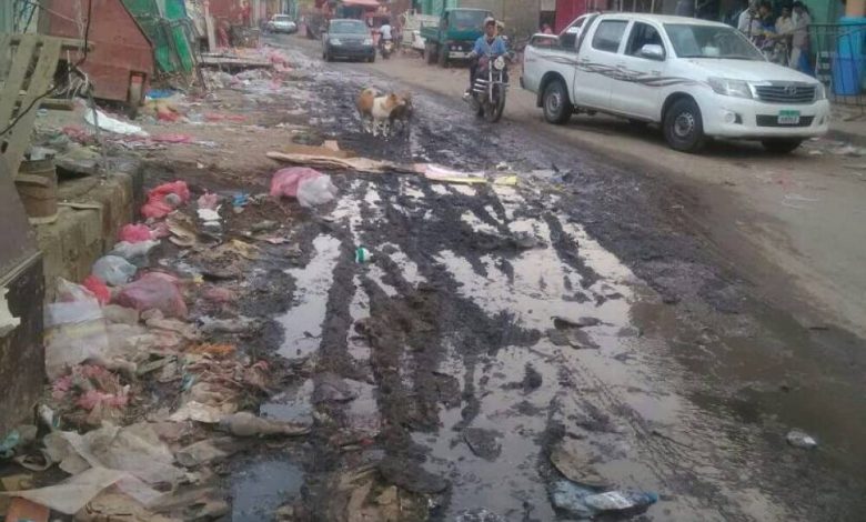 القمامة ومياه المجاري تغرق شوارع مدينة لودر في ظل غياب تام للجهات المعنية