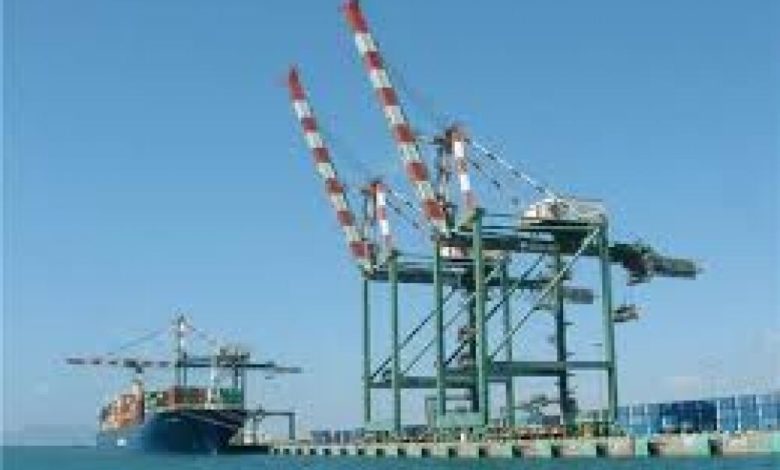 نقابة عمال الشحن بميناء عدن ترحب بالنظام الجديد و تحذر من فرض شركات وهمية