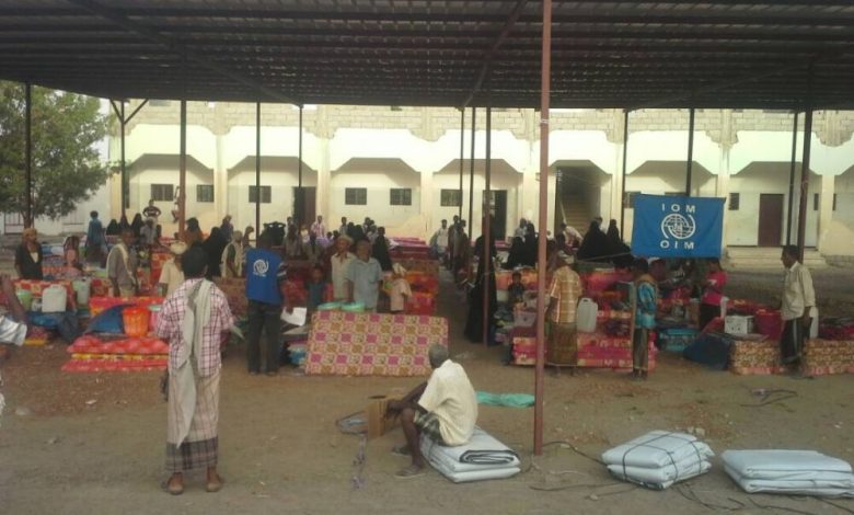 منظمة الهجرة الدولية توزع الحقيبة الإيوائية ( IOM) للنازحين بمدينة الكود محافظة أبين