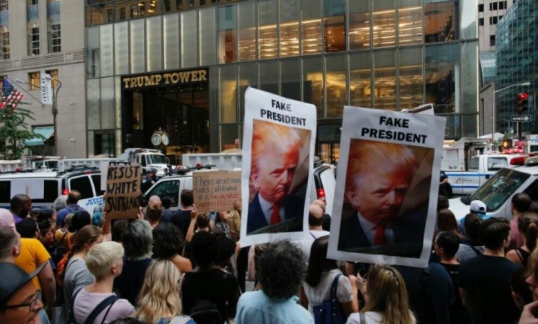 ترامب يعود الى مقره في نيويورك وتظاهرات منددة بموقفه من حوادث شارلوتسفيل