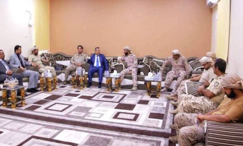 قيادة التحالف العربي تعقد إجتماعا استثنائيا بمشائخ وأعيان قبائل الصبيحة في العاصمة عدن .
