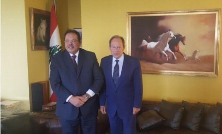 الرئيس ناصر يلتقي الرئيس اللبناني اميل لحود ويقدم مبادرة للحل في اليمن