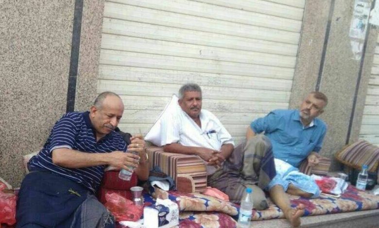 محافظ تعز يعتصم أمام البنك المركزي في عدن احتجاجًا على عرقلة صرف الرواتب
