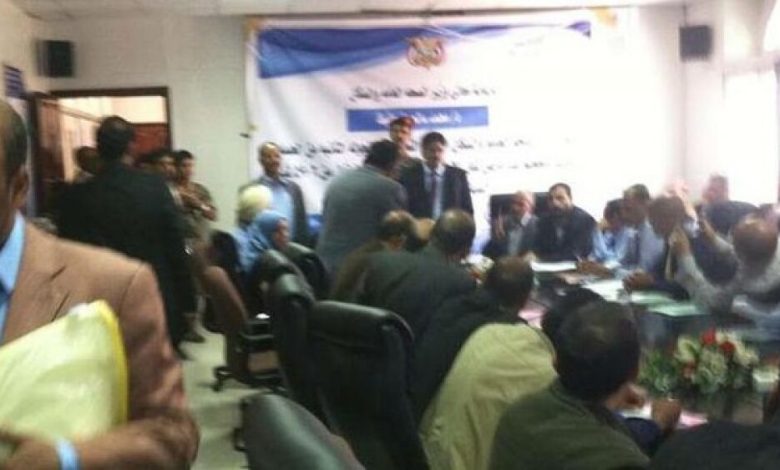 عودة صراع حليفي الانقلاب.. إغلاق وزارة الصحة في صنعاء